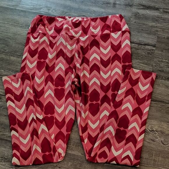 LulaRoe heart chevron valentines print tall and curvy leggings NWOT - Picture 2 of 2